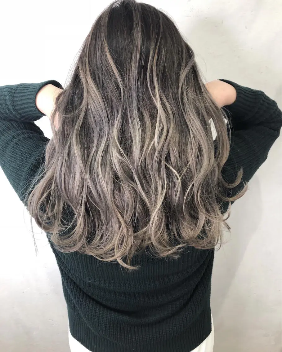 セミロング カラー バレイヤージュ レイヤーカット ヘアカラー トリートメント ブリーチカラーレイヤ ーカット🦋annaのヘアスタイル