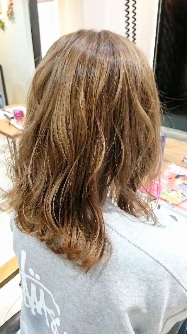 ミディアム カラー アッシュ ベージュカラー 艶カラー/インナー /グラデ/大西小百合のヘアスタイル