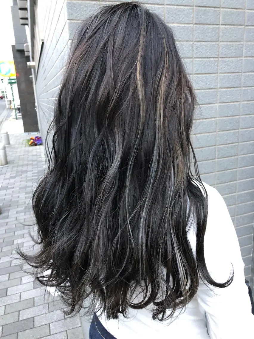 ロング カラー アディクシーカラー アッシュ ダークアッシュ ハイライトカラー ハイライト 似合わせ レイヤー須川のヘアスタイル