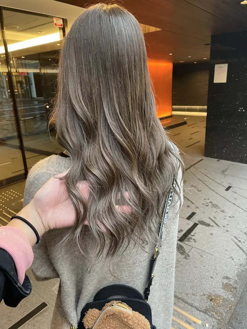 ミディアム カラー カット ヘアカラー トリートメント レイヤーカット 西村あきやのヘアスタイル