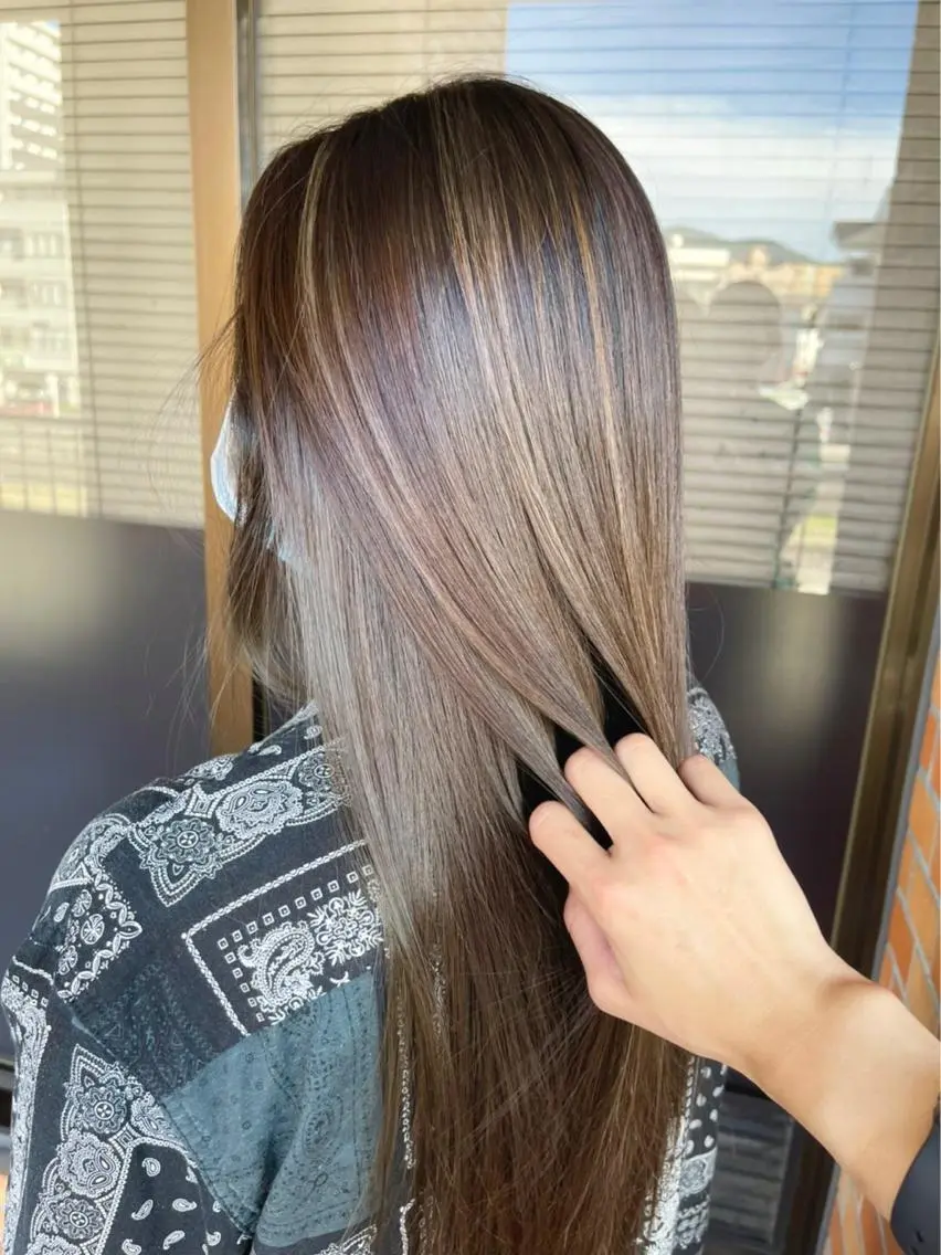 ロング カラー グレージュ ハイライトカラー ハイライト ヘアカラー トリートメント ヘッドスパ カラースペシャリスト しょう🧑🏼‍🎨のヘアスタイル
