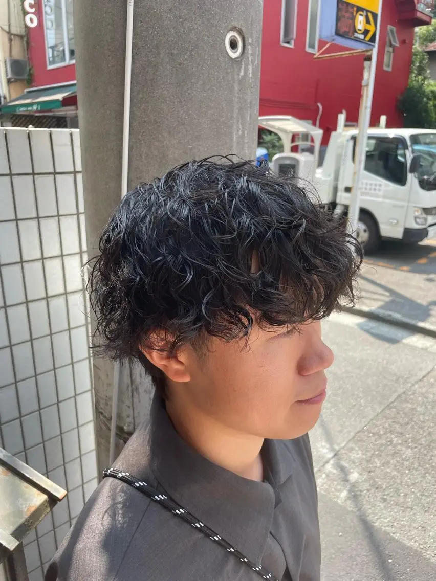 ショート パーマ メンズ メンズパーマ プードルパーマ プードルパーマ 港南台短髪特化 フェザーパーマのヘアスタイル