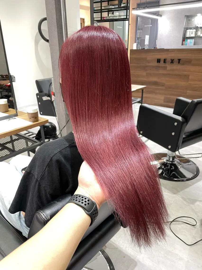 セミロング カラー ブリーチ ボルドーカラー ダブルカラー ハイトーンカラー レッドカラー KEISUKE🐶 カラー✨エクステのヘアスタイル