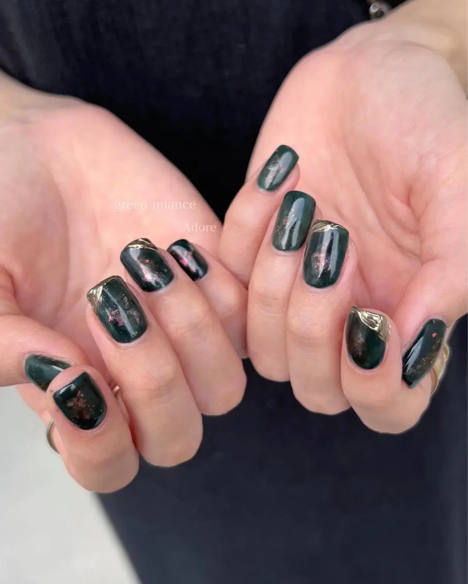 ネイル ゴールド グリーン ミラーネイル ニュアンスネイル ハンドネイル Nail Adore.のネイルデザイン