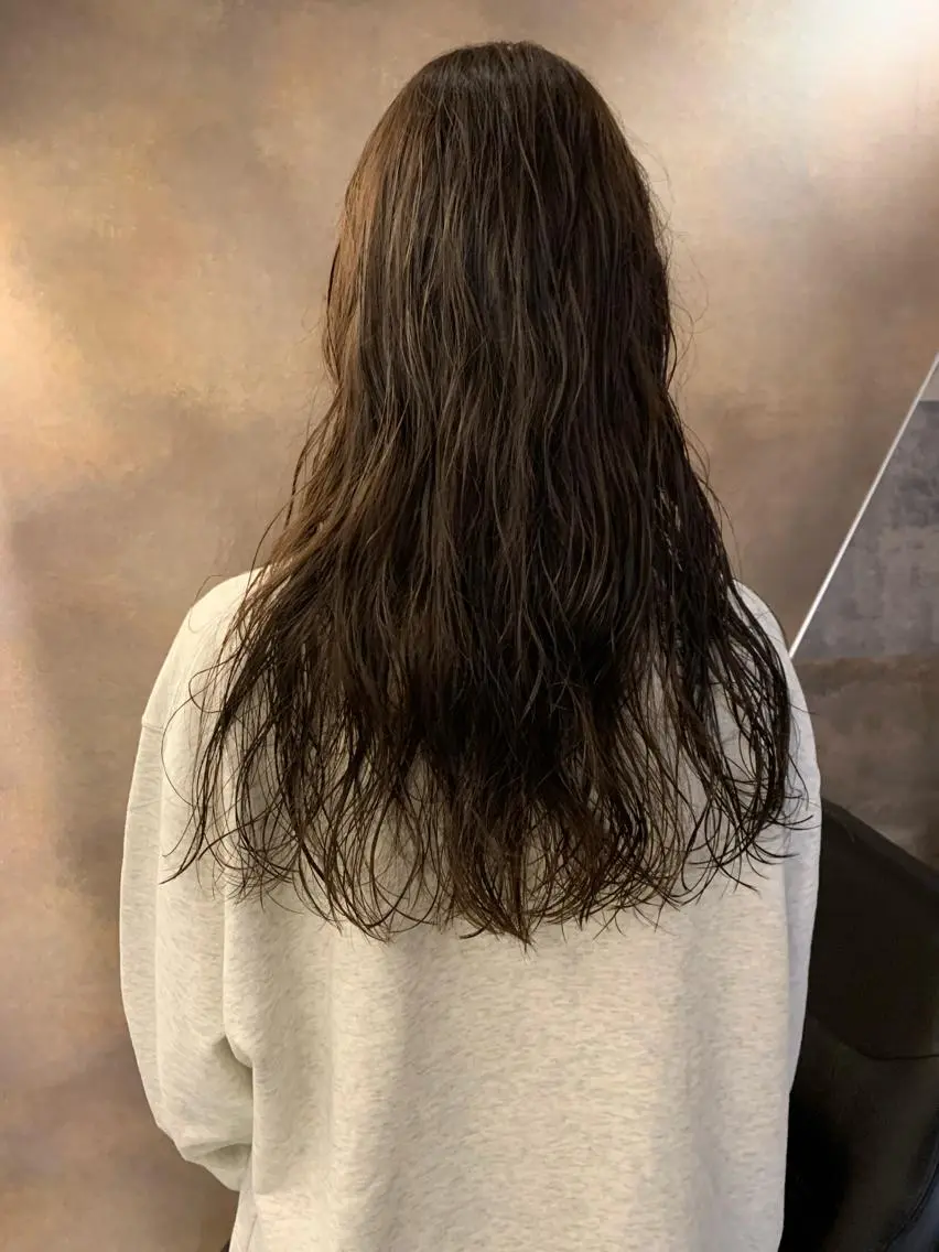 ロング パーマ カット パーマ SAKINO ベージュカラーのヘアスタイル