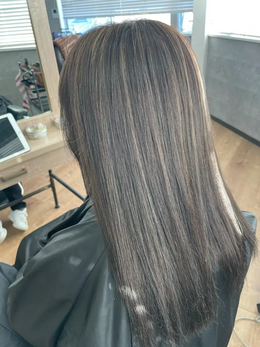 ロング ハイライト 大人女性の髪質改善 🫧鷹司郎のヘアスタイル