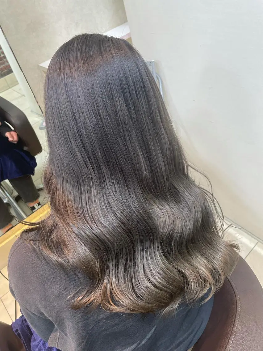 ロング ハイライト 前田 菜奈子のヘアスタイル