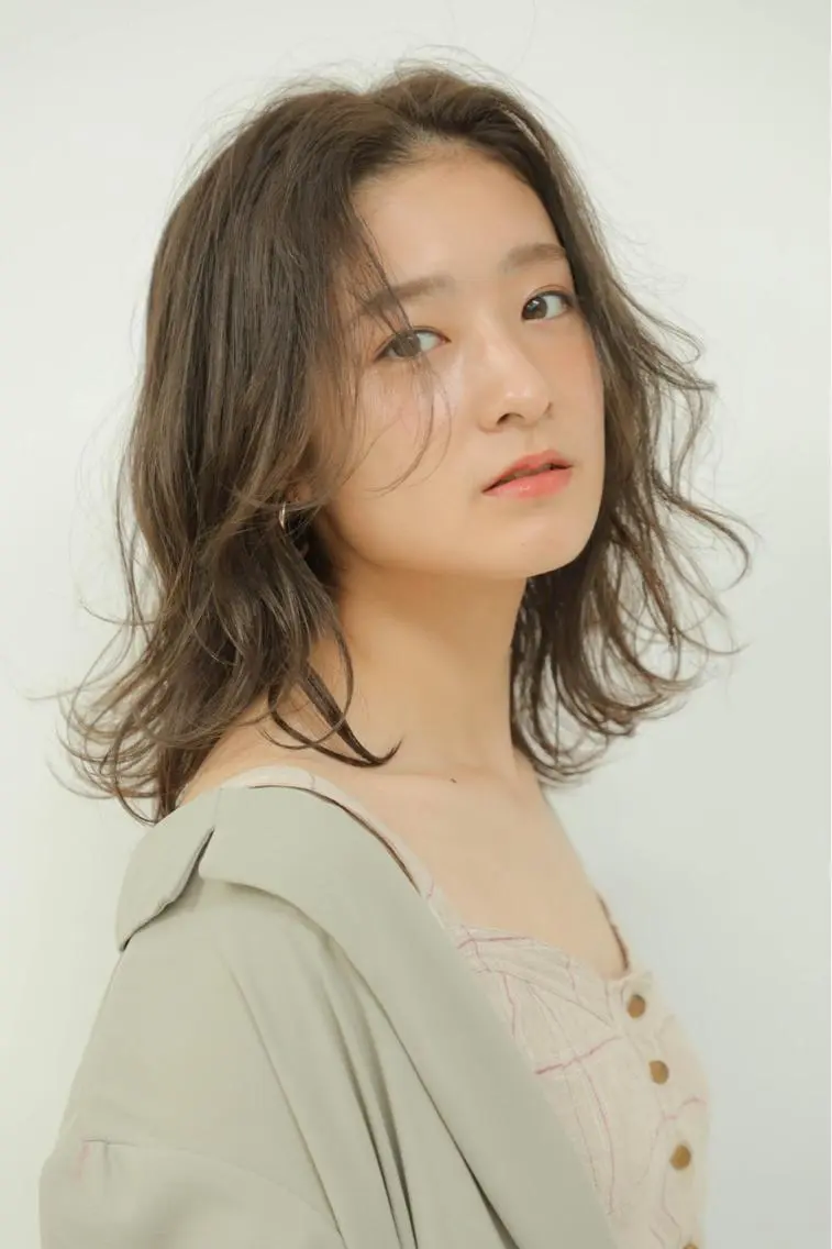 ミディアム アッシュ ボブ くせ毛 斜めバング ハイライト REVE 美容室のヘアスタイル