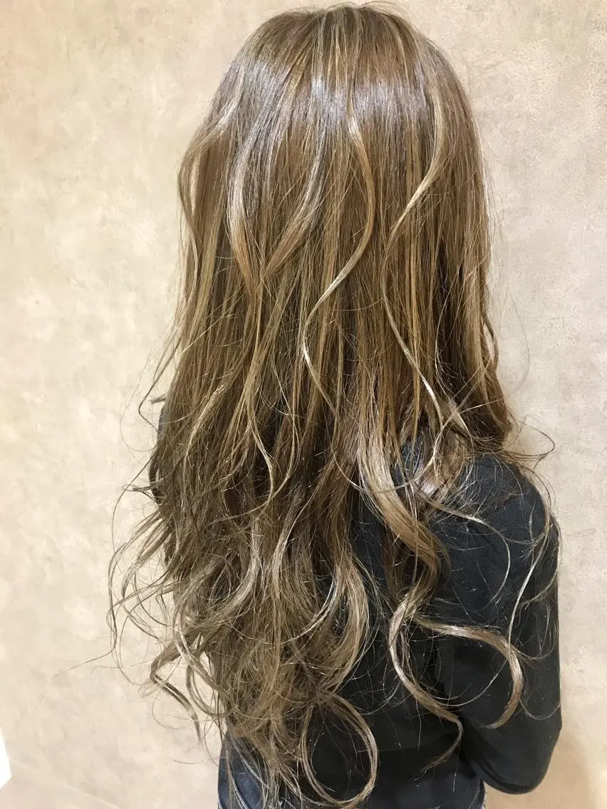 ロング カラー ハイライトカラー メッシュ シルバー ハイライト ヘアカラー トリートメント ショート／透明感 カラー加治竜汰💡のヘアスタイル