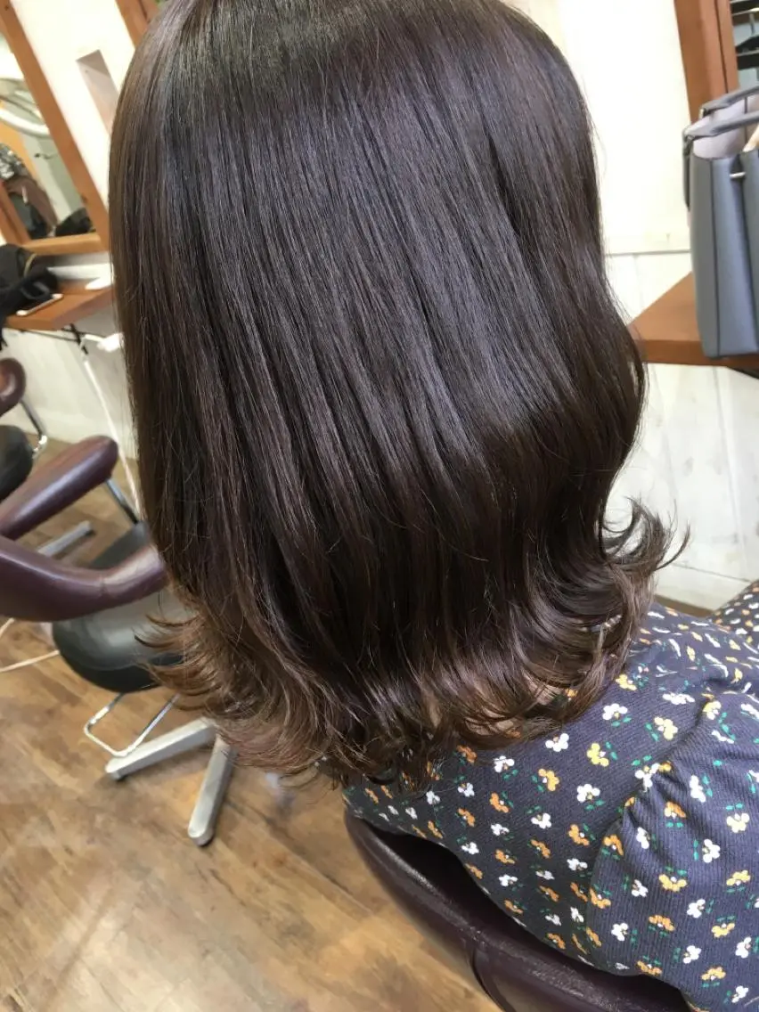 カラー 塩崎 明菜のヘアスタイル