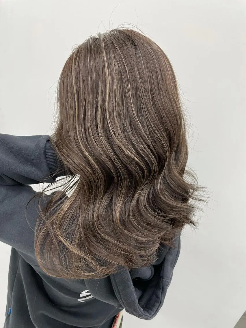 カラー ハイライトカラー 岡留 愛美のヘアスタイル