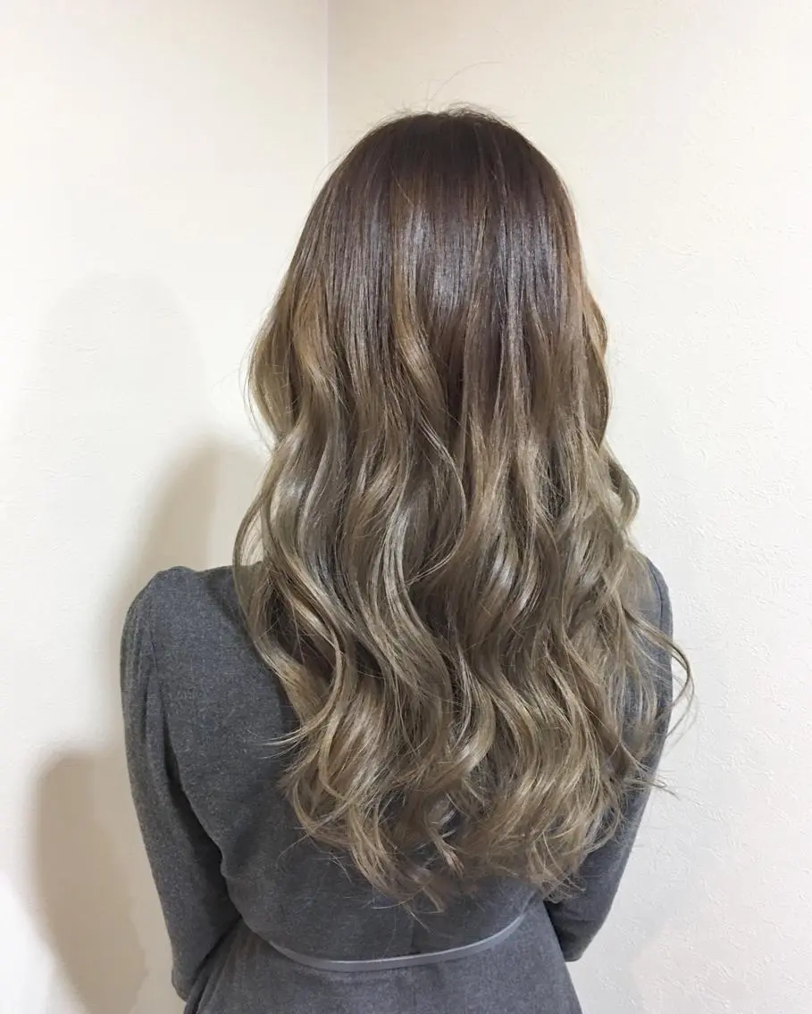 セミロング ハイライト ヤマグチ ヒカルのヘアスタイル