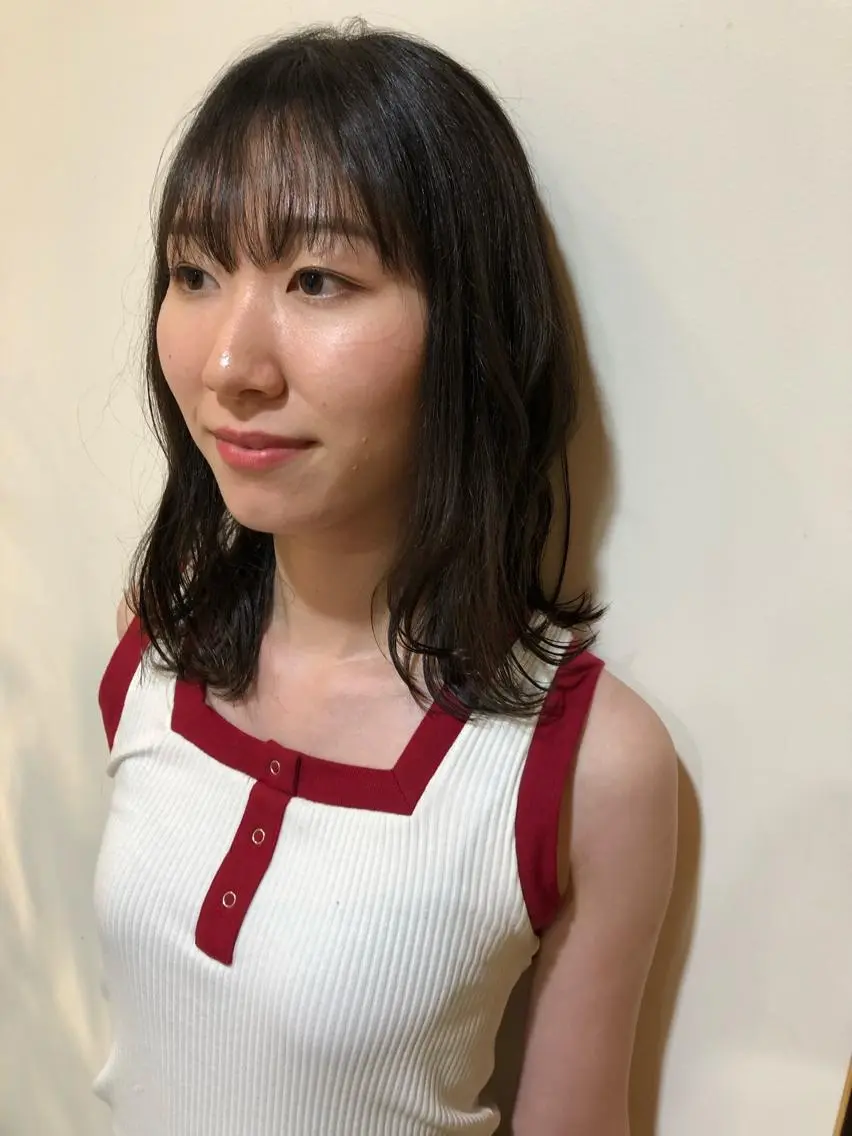 ミディアム MIOベージュカラー 柔らかいカラーのヘアスタイル