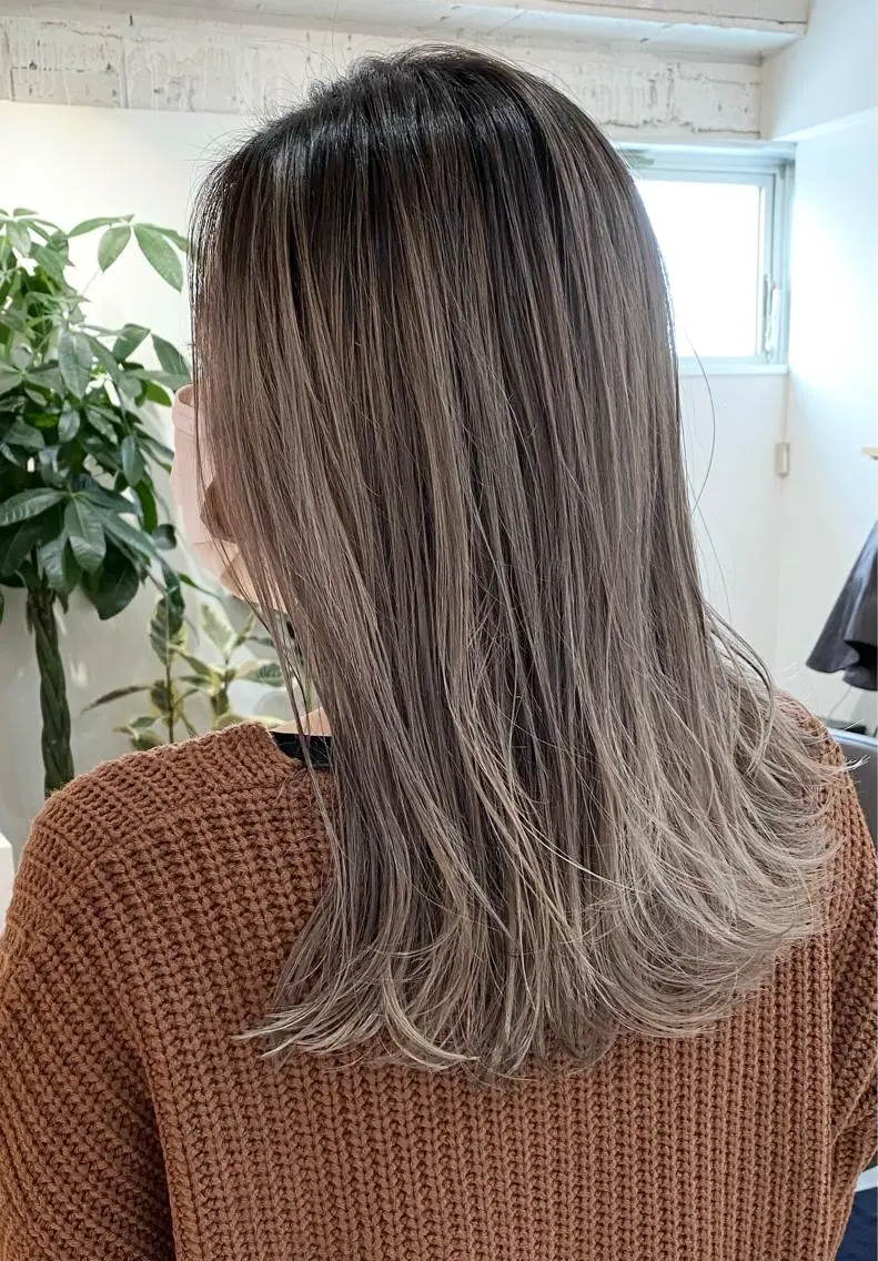 セミロング カラー バレイヤージュ ブリーチ ハイライトカラー ハイライト レイヤーカット 木下大地 HAIR Oneのヘアスタイル