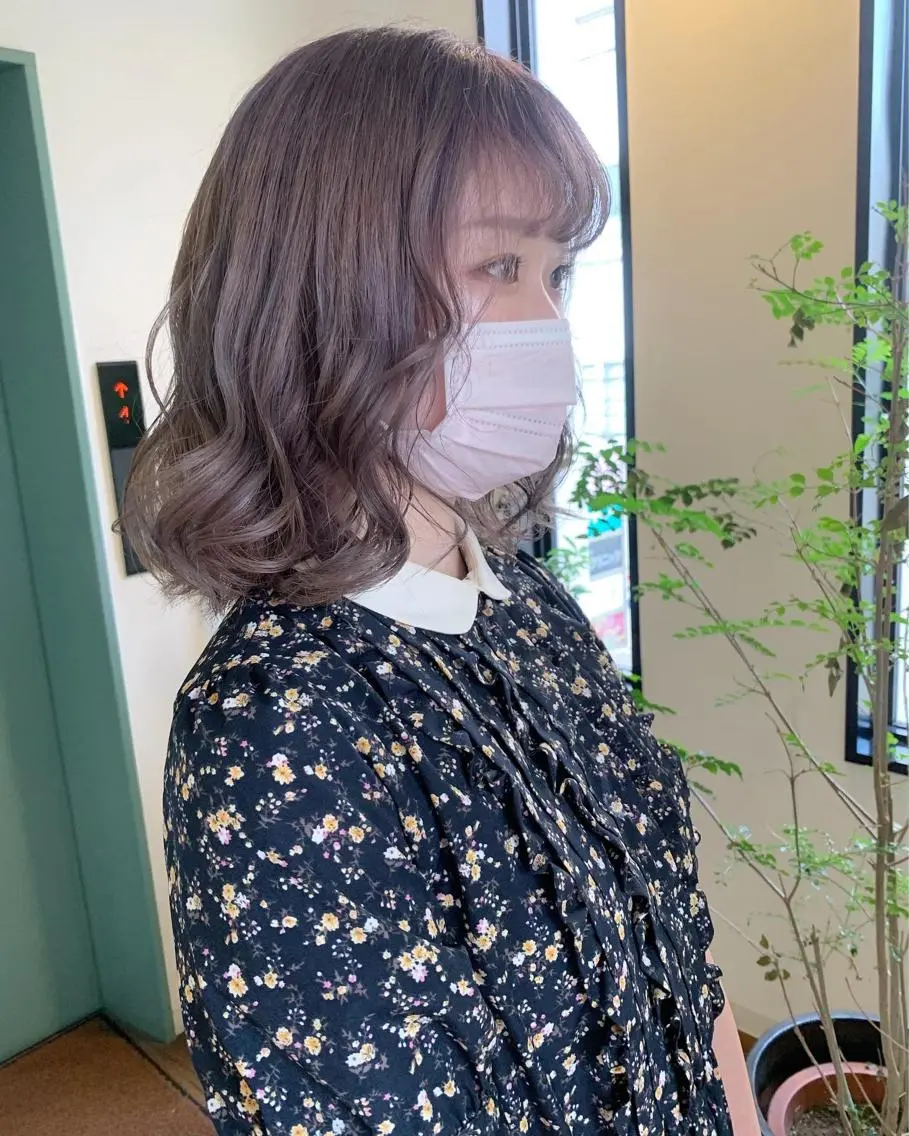 ミディアム カラー 羽エクステ🪽 🤍まき🤍のヘアスタイル