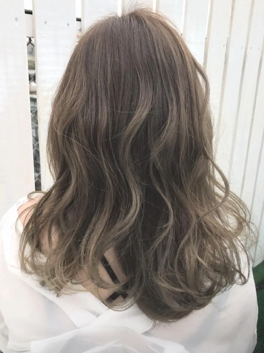 ミディアム カラー グレージュ ハイライトカラー ハイライト ヘアカラー トリートメント 白髪ぼかしハイライト バレイヤージュヤマトのヘアスタイル