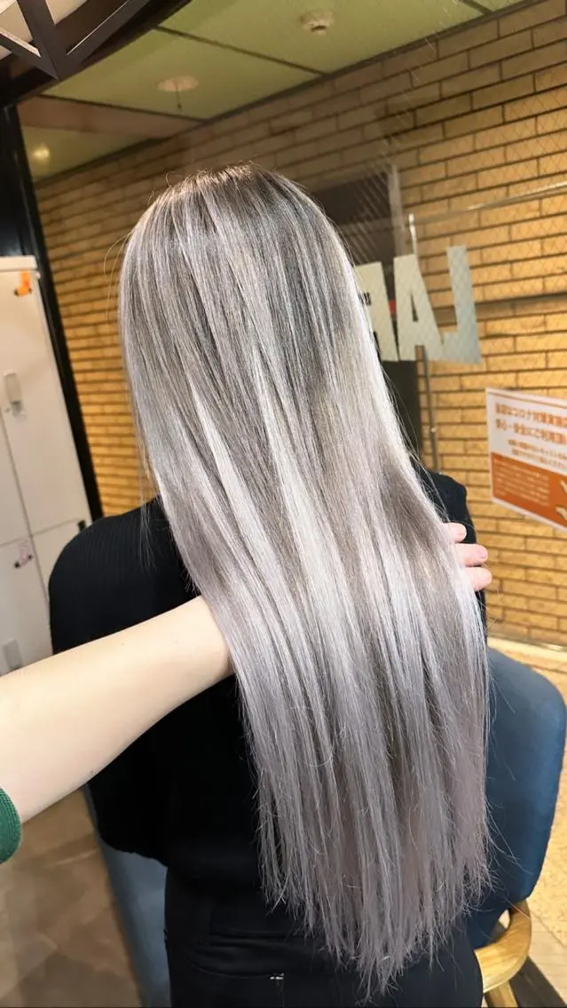 ロング カラー バレイヤージュ エクステ レイヤーカット ロング ヘアカラー トリートメント エクステ 難波ブリーチカラー 伊藤洋輝のヘアスタイル