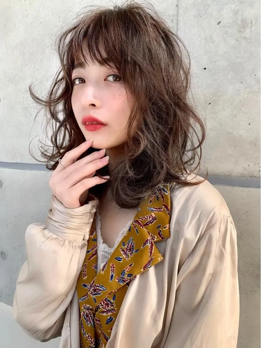 ミディアム カラー パーマ レイヤーカット 透明感カラーのヘアスタイル