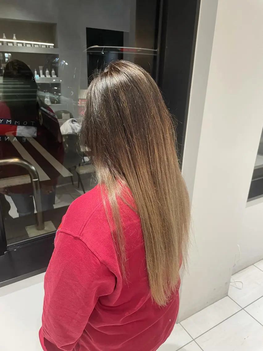 セミロング カラー ハイトーンカラー 縮毛矯正 トリートメント メンズカット／太田 龍舞／フェザーパーマのヘアスタイル
