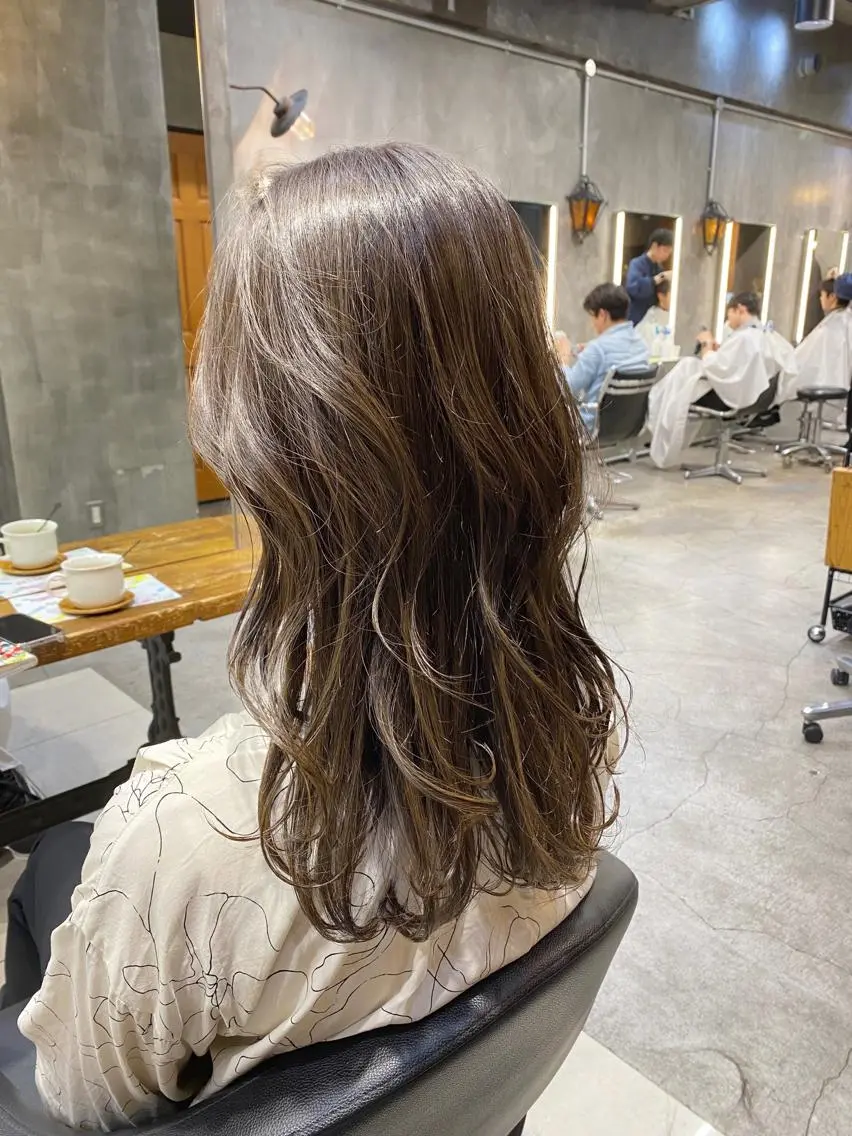 セミロング カラー ベージュカラー ブルーカラー オレンジ 透明感カラー🌿 グレージュ🐺陽介のヘアスタイル