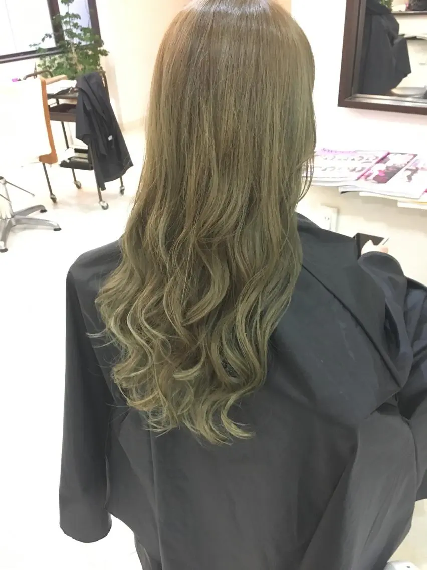 ロング カラー アディクシーカラー バレイヤージュ ブリーチ ケアブリーチ デザインカラー カット ヘアカラー トリートメント 隠れ家美容室 RAW TOKYO 【公式】のヘアスタイル