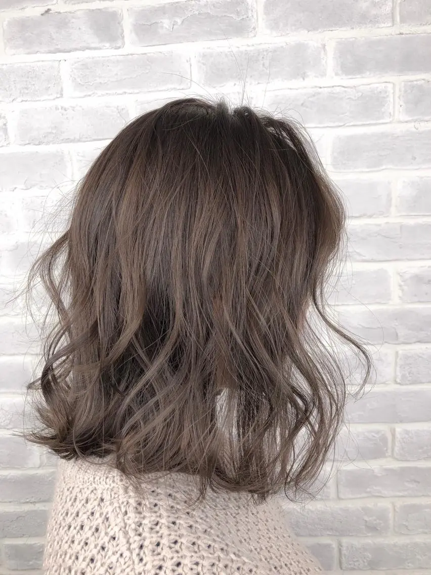 ミディアム カラー バレイヤージュ シルバー レイヤーカット 【透明感、艶髪】西村 有司のヘアスタイル
