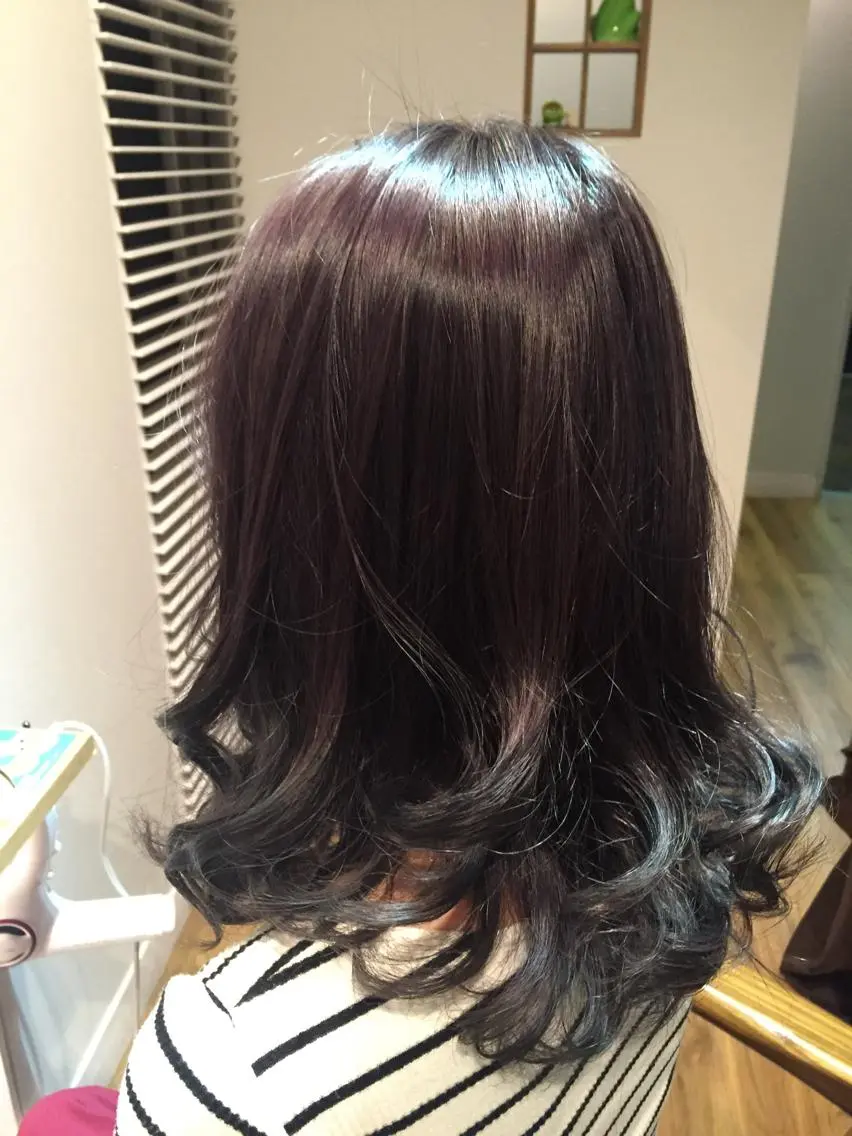 セミロング カラー ブリーチ ハイトーンカラー ラベンダーカラー シルバー ツキダテ ユイのヘアスタイル
