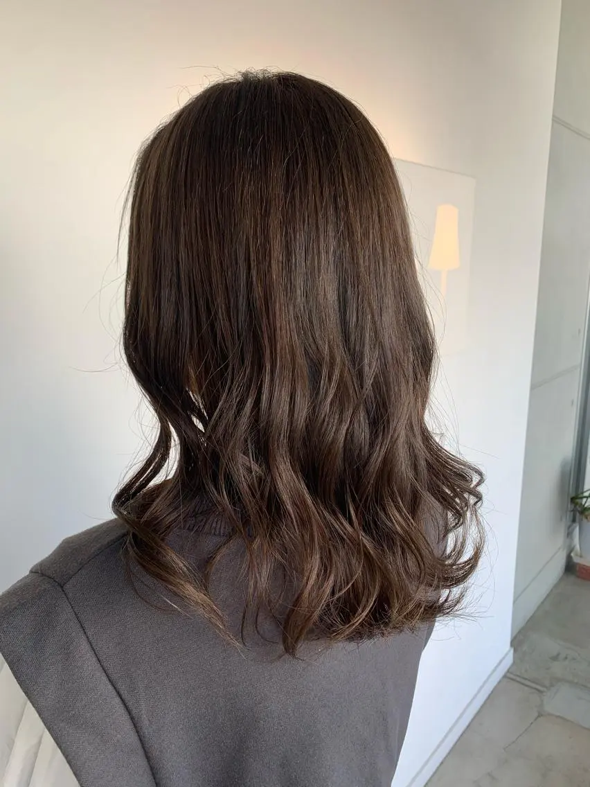 ミディアム アッシュ おせ ちさとのヘアスタイル