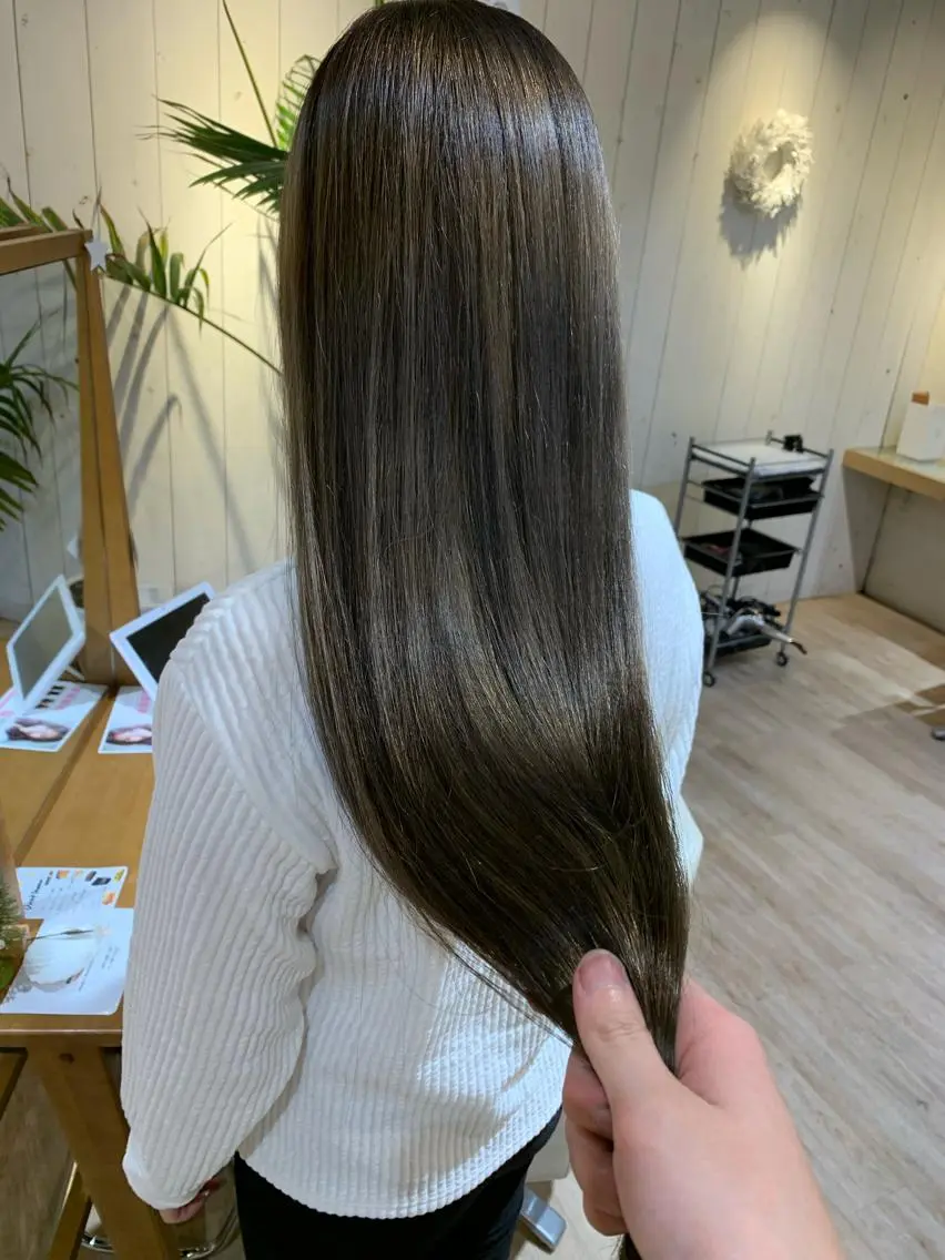 ロング カラー ヘアカラー トリートメント 白髪ぼかしハイライト 柳川拓哉のヘアスタイル