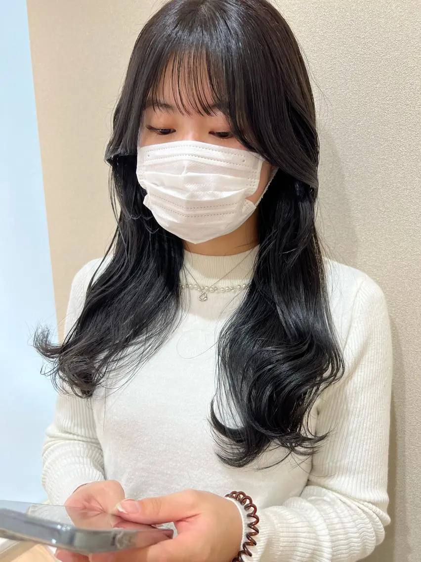セミロング カラー 黒髪 ブルーカラー ブルーブラック エギョモリ 外国人対応 佐久間のヘアスタイル