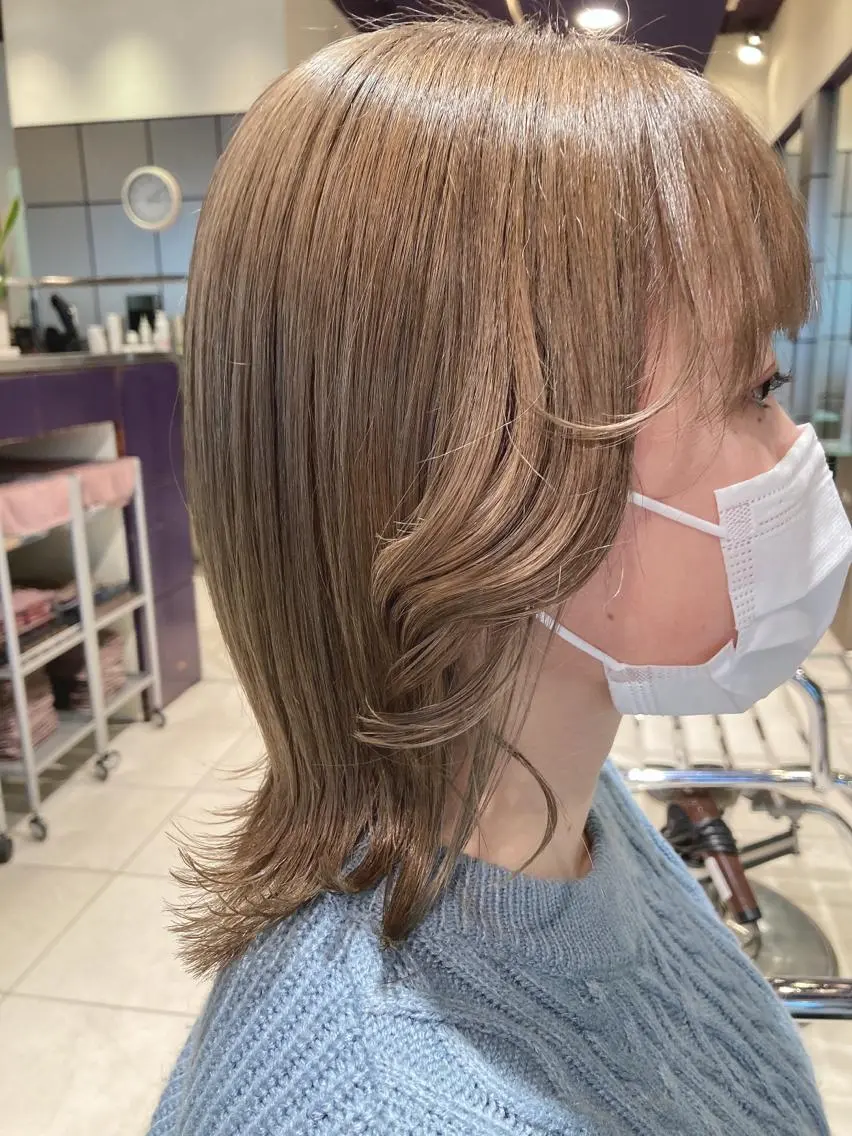 ミディアム カラー ベージュカラー ブリーチ ミルクティーベージュ スキバサミを使わない カット🌼唯🌼のヘアスタイル