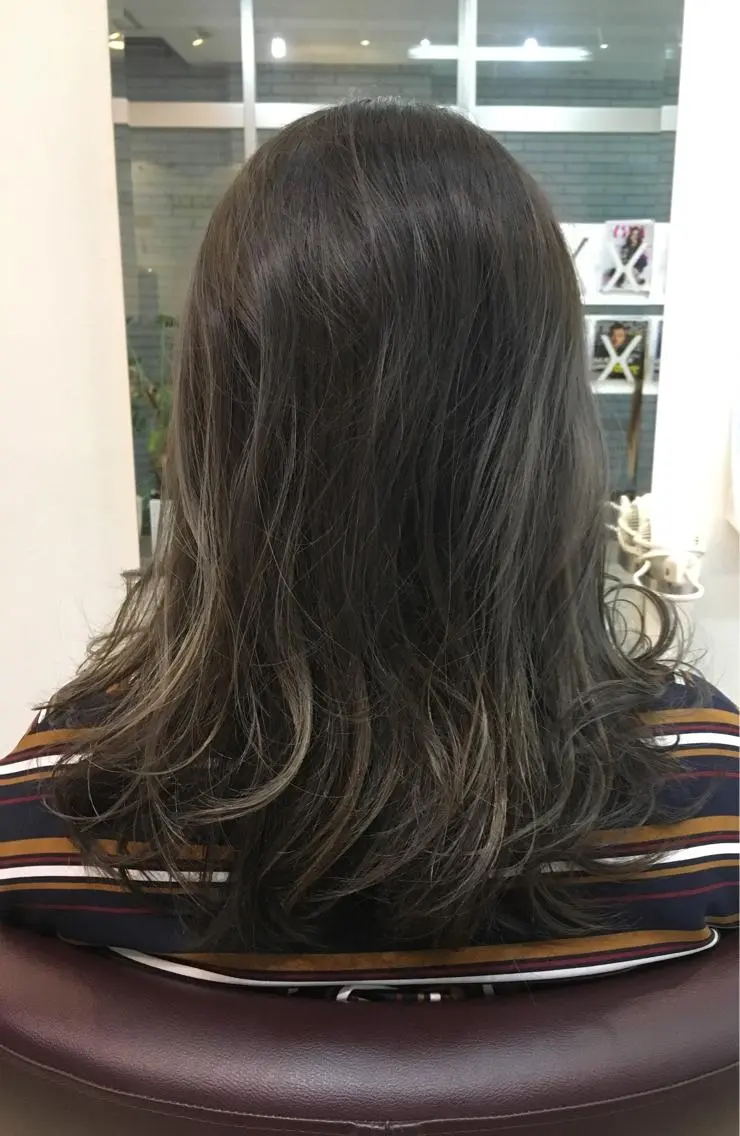 ミディアム カラー アディクシーカラー グレージュ ハイライトカラー ハイライト 中村 よしひでのヘアスタイル