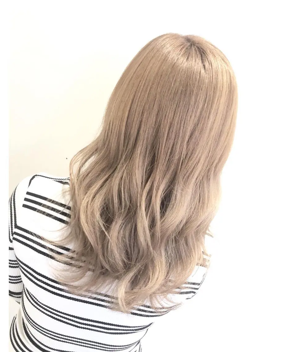 ロング カラー ベージュカラー ミルクティーベージュ ヘアカラー トリートメント ハイトーン/ブリーチ ルミエール/新栄/栄のヘアスタイル