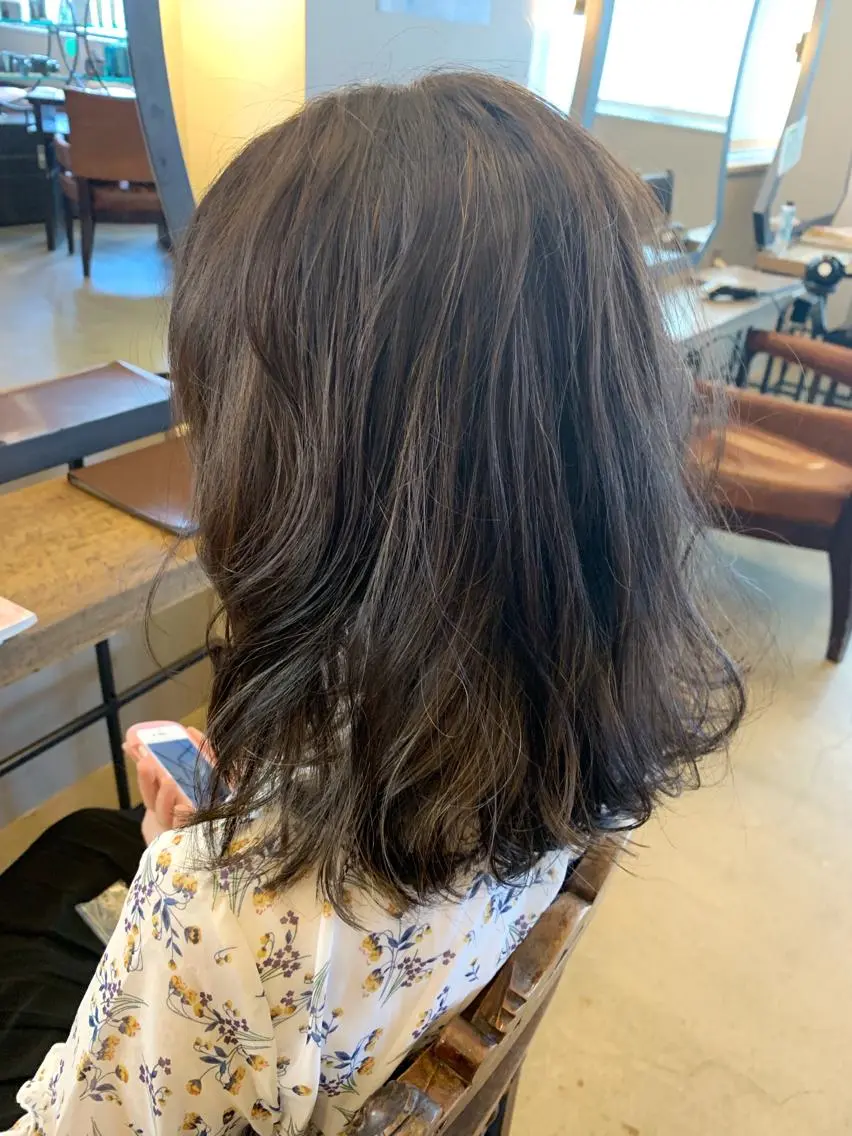 セミロング ハイライト 佐藤 美紅のヘアスタイル