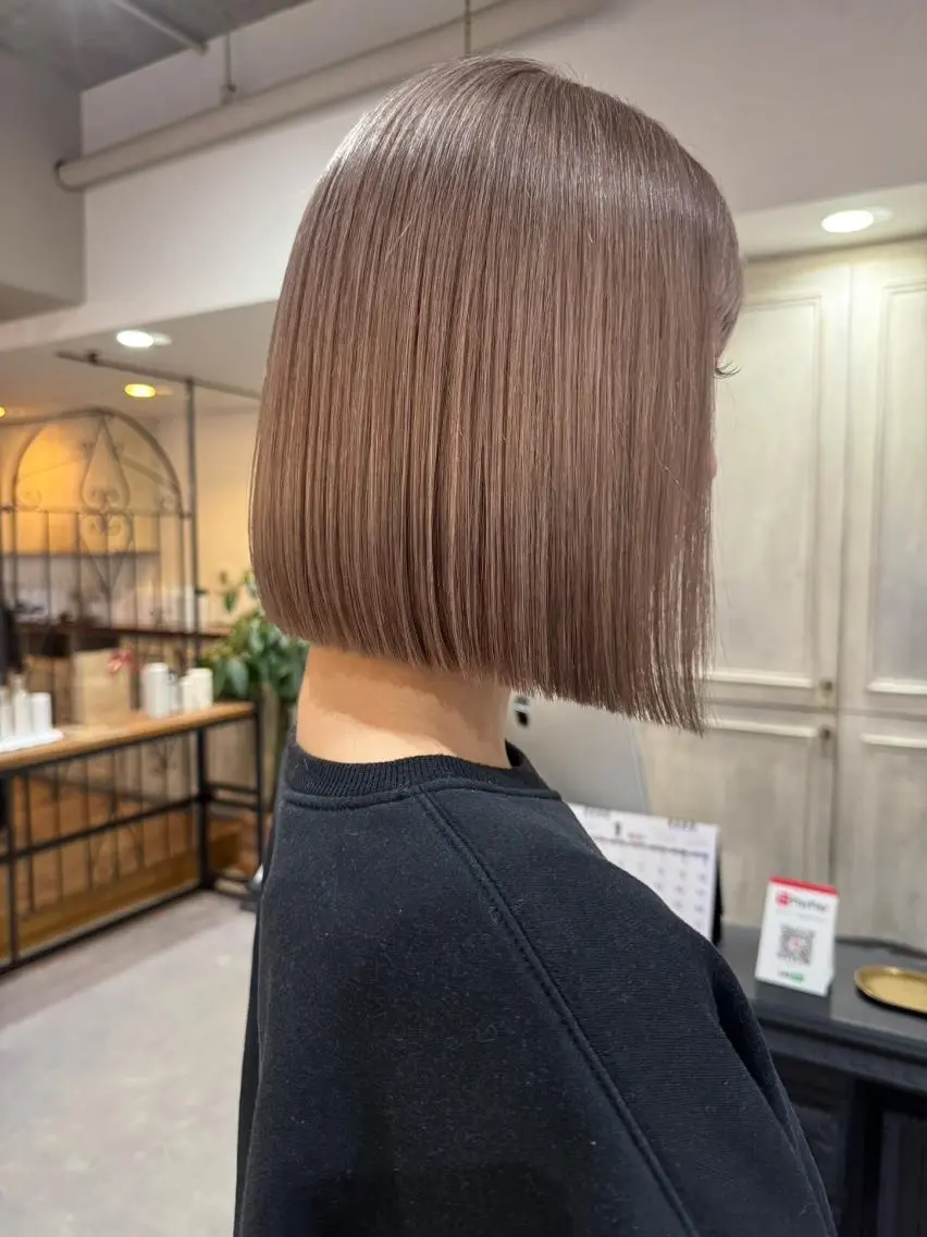 ショート カラー 切りっぱなしボブ ベージュカラー ボブ ili 大阪のヘアスタイル