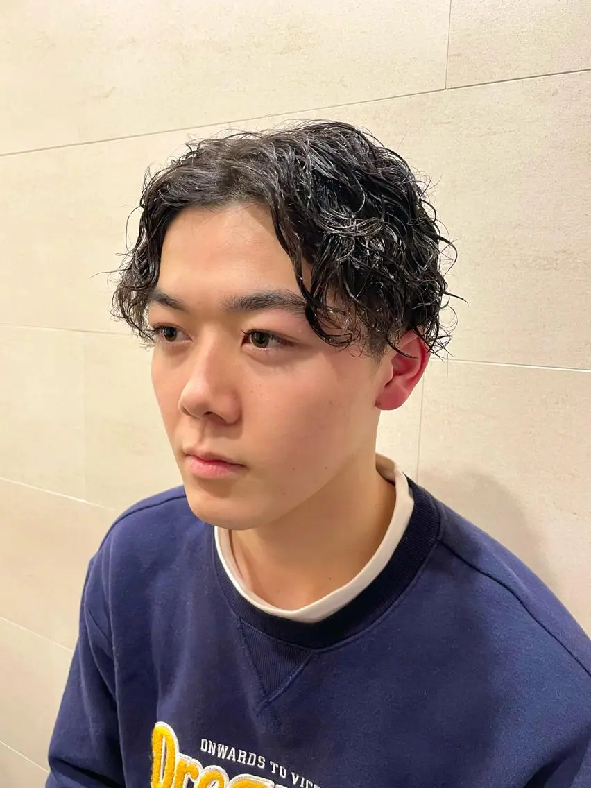 ショート パーマ メンズ センターパート メンズパーマ スパイラルパーマ メンズカット特化💈 遠山泰輝のヘアスタイル