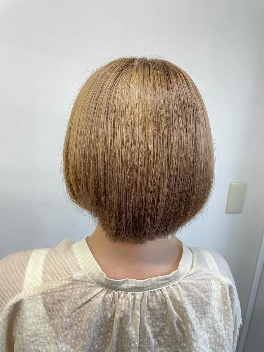 ショート カラー ベージュカラー ブリーチ ケアブリーチ ダブルカラー ミルクティーベージュ ベージュカラー💖 やすひろのヘアスタイル