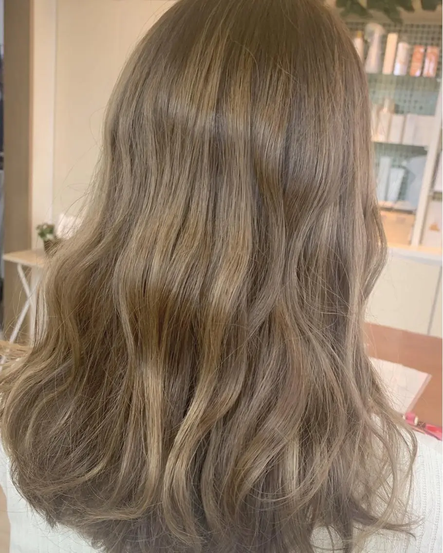 セミロング カラー カット ヘアカラー 黒崎 美乃里のヘアスタイル