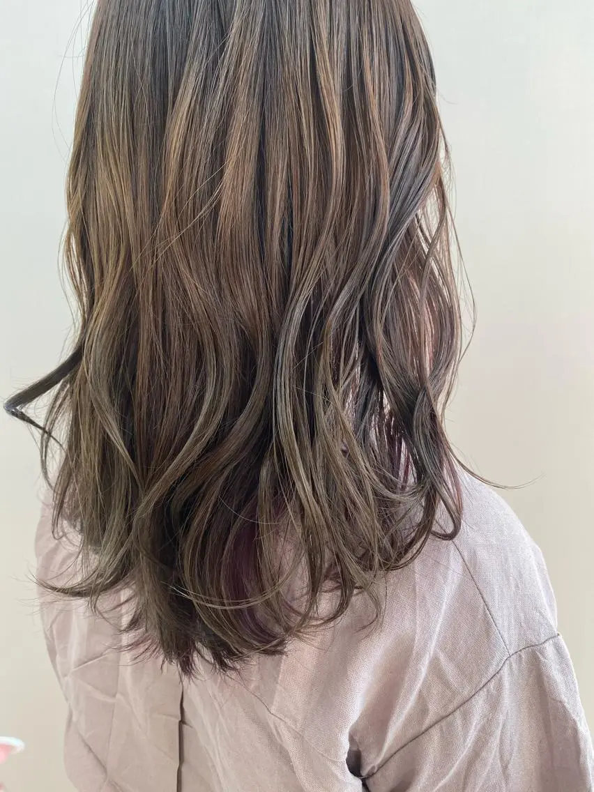 ロング カラー ベージュカラー インナーカラー ピンクカラー 小顔レイヤー/ ベージュ🤍Rieのヘアスタイル