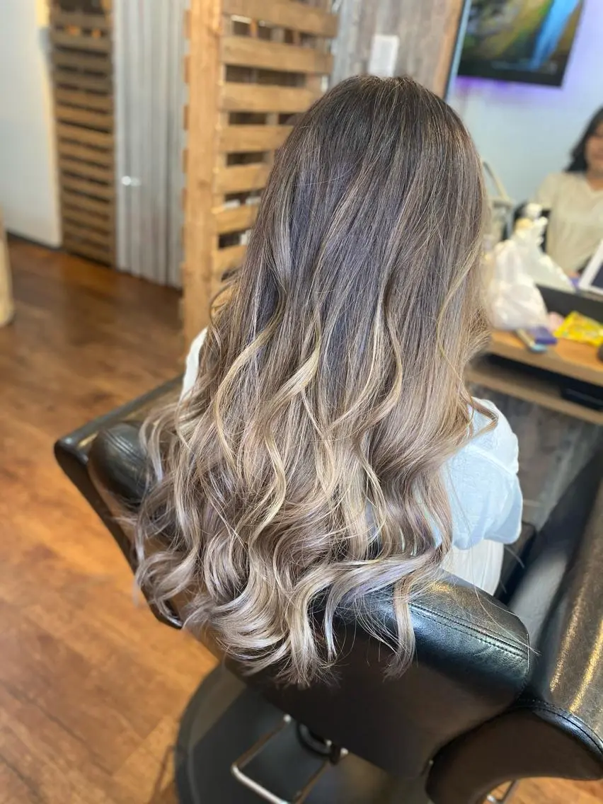 ロング カラー ブリーチ カット ヘアカラー トリートメント Luzir⭐︎ GEN⭐︎のヘアスタイル