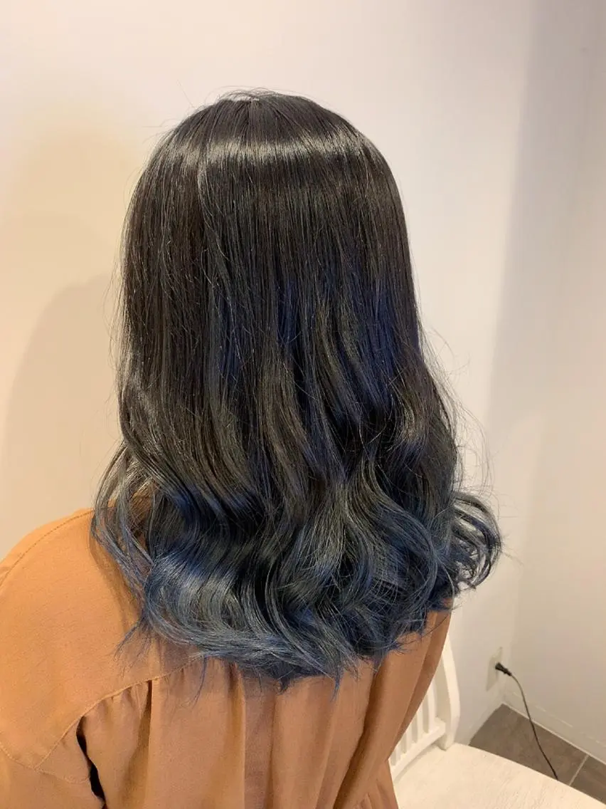 セミロング カラー ブルーカラー グラデーションカラー 山本 章人のヘアスタイル