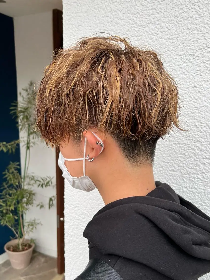 ショート カラー パーマ ヘアアレンジ メンズ メンズブリーチ メンズメッシュ メンズパーマ メンズツイストパーマ ツイストスパイラルパーマ メンズパーマ職人 加藤 弘貴のヘアスタイル