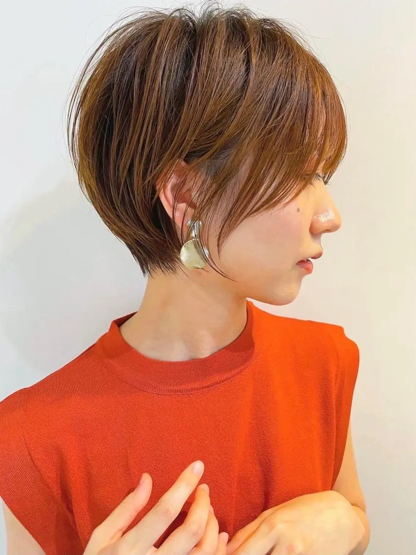 ショート 透明感オリーブ🫒/ ブリーチなしWカラーのヘアスタイル