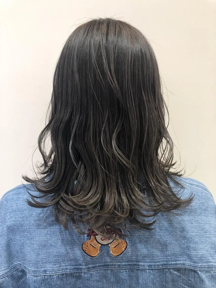 ミディアム カラー レイヤーカット カット ヘアカラー トリートメント Amour なぐらのヘアスタイル