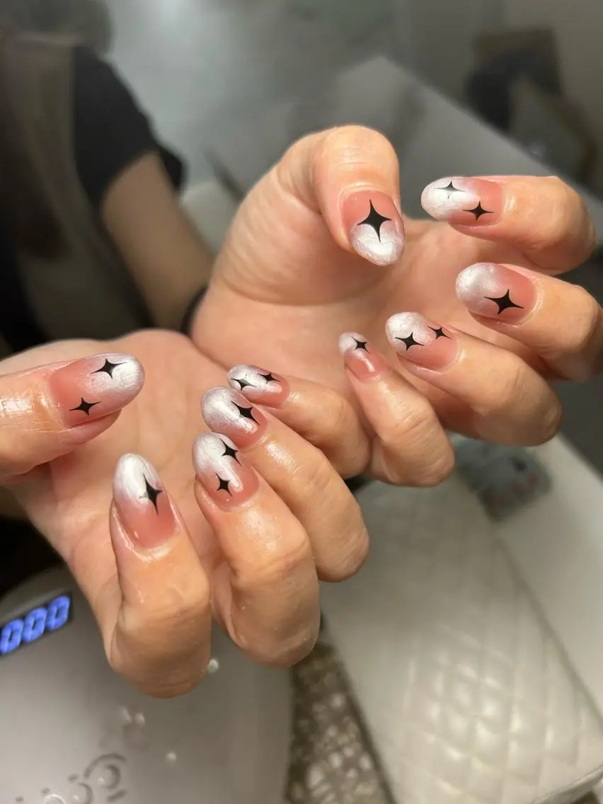 ネイル アートネイル 長さ出し ジェルネイル キラキラネイル ニュアンスネイル 艶々の美爪を〜 【リリアーナ】のネイルデザイン