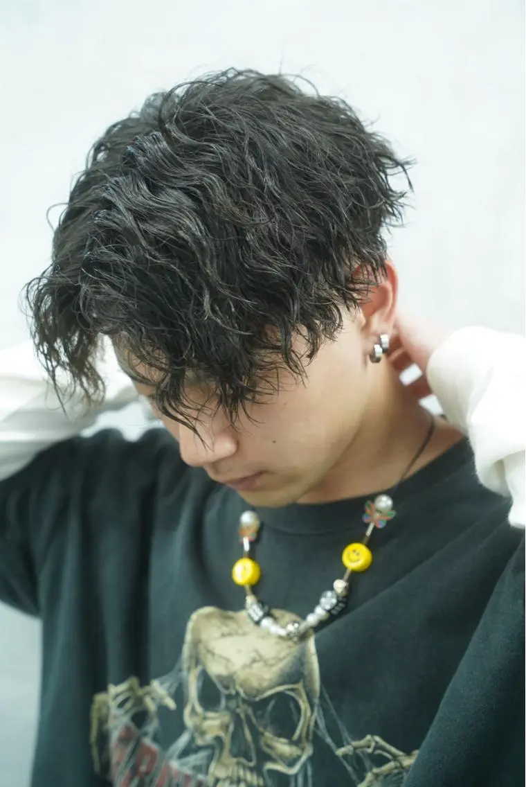 ミディアム パーマ メンズ センターパート 刈り上げ カット パーマ 垢抜け・メンズパーマ 津山祐紀のヘアスタイル