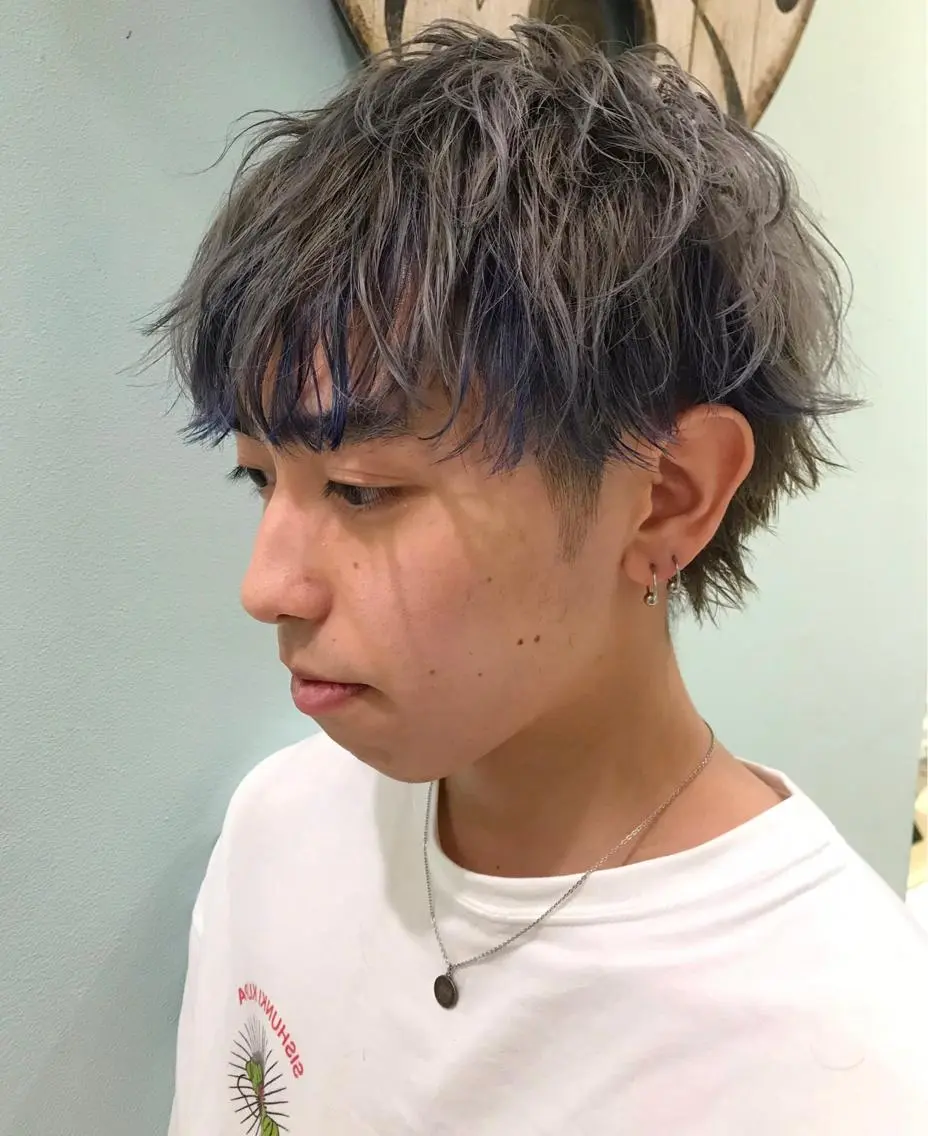 ショート カラー メンズ メンズインナーカラー ブルーカラー インナーカラー ネイビーカラー カット ヘアカラー トリートメント 佐藤 魁人のヘアスタイル