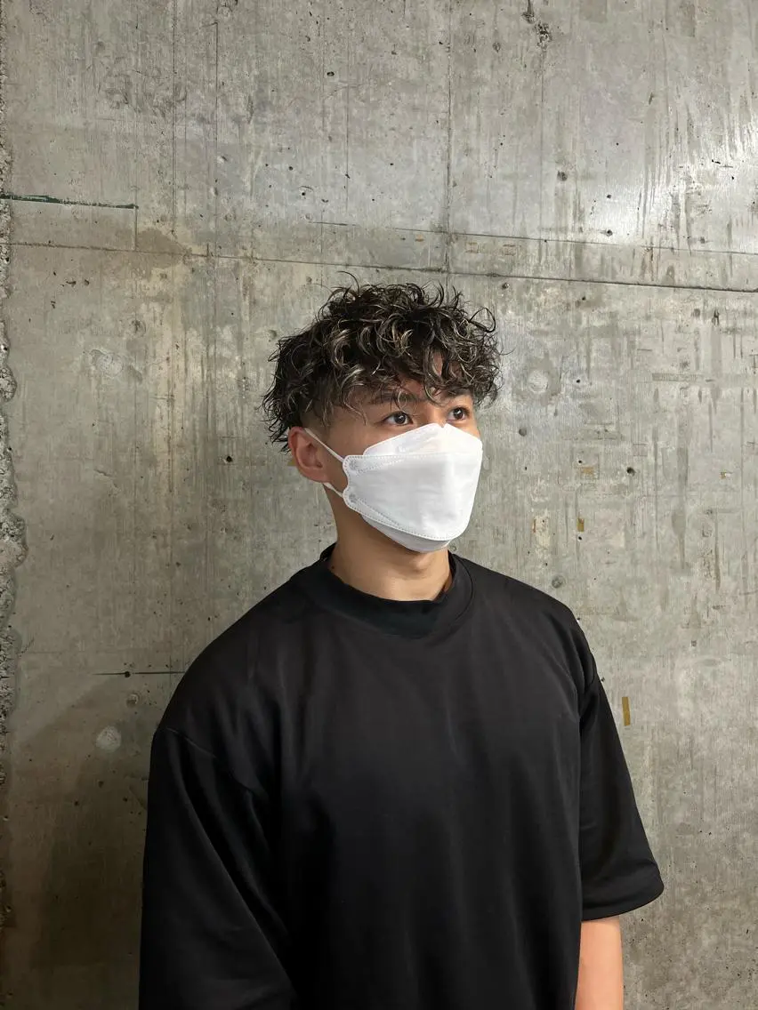 ショート カラー パーマ メンズ センターパート メンズパーマ ツイストスパイラルパーマ スパイラルパーマ カット ヘアカラー メンズパーマ /SUNAOのヘアスタイル