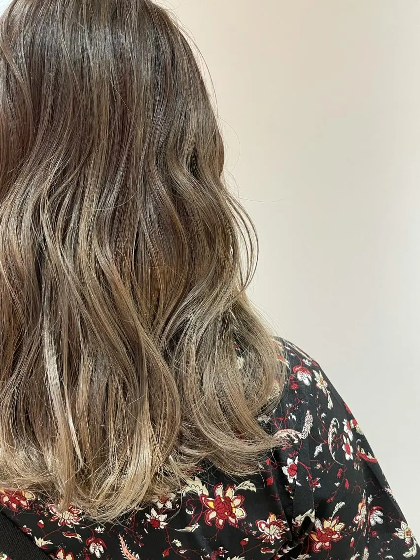 セミロング カラー ブリーチ グラデーションカラー グレージュ ハイライトカラー ハイライト ヘアカラー Ma ruのヘアスタイル