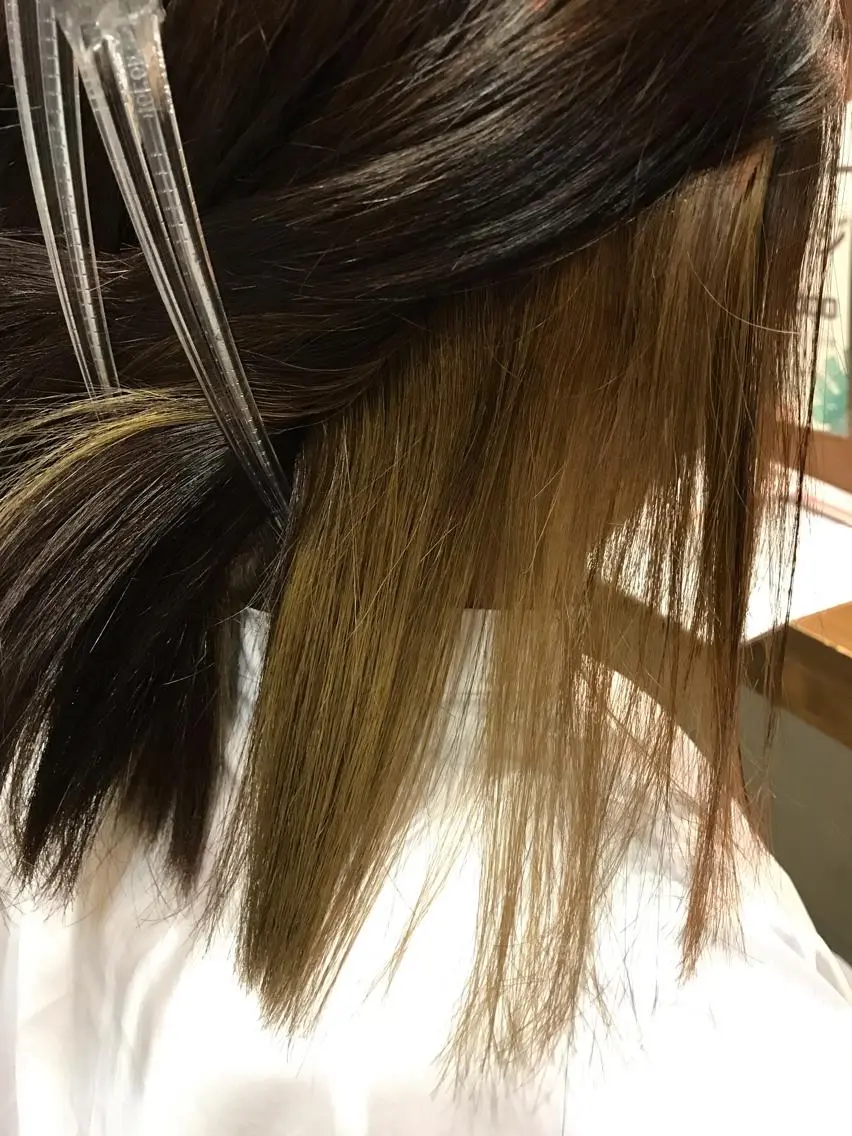 カラー ベージュカラー インナーカラー イエローカラー LiBra Mikiのヘアスタイル